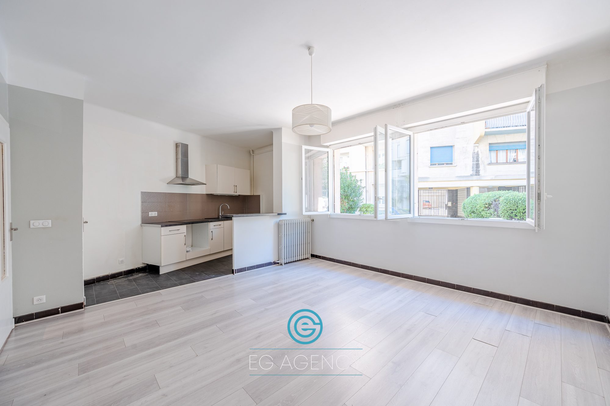 Local Professionnel  - 37m² - MARSEILLE  - 8ème