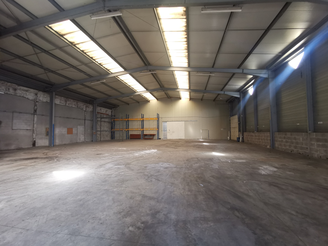 Local industriel  - 2 450m²