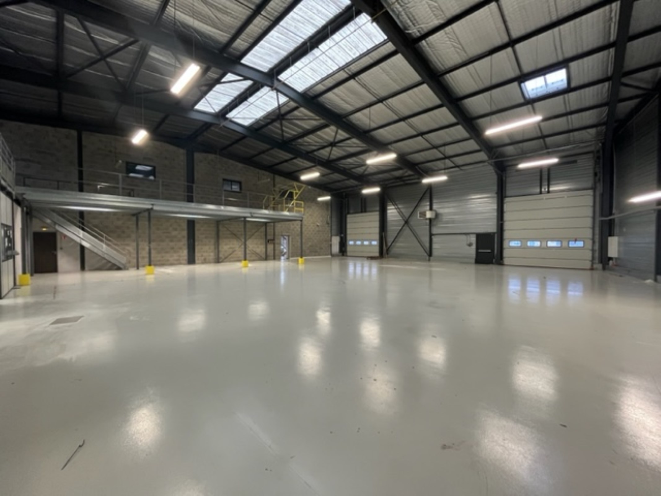 Local industriel  - 1 310m²