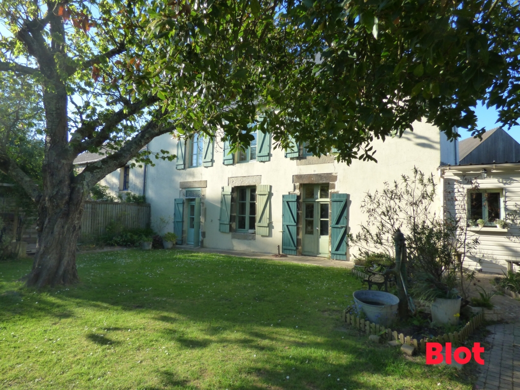 Maison 8 pièces - 200m² - ST JOUAN DES GUERETS