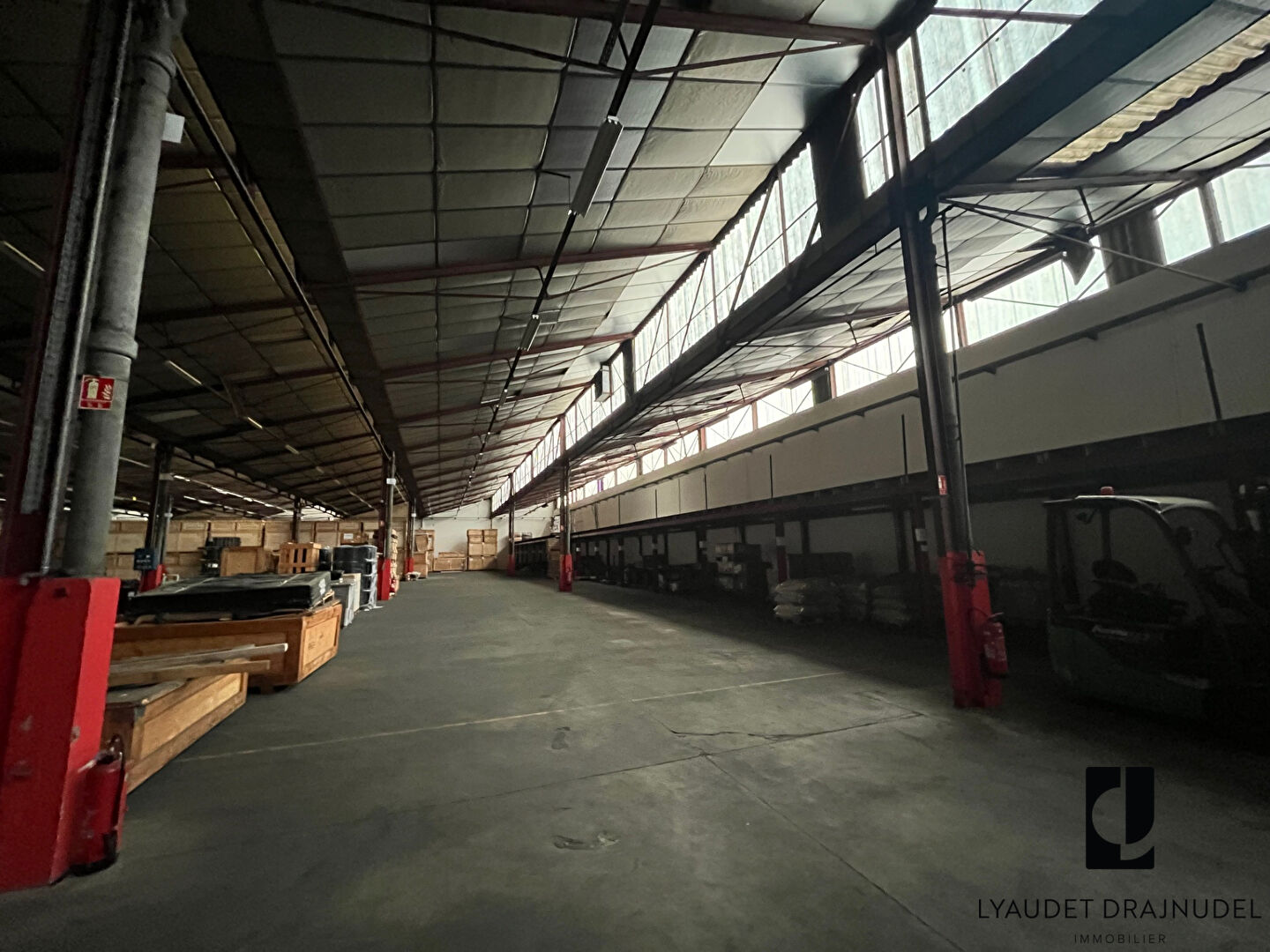 Local industriel  - 3 200m²