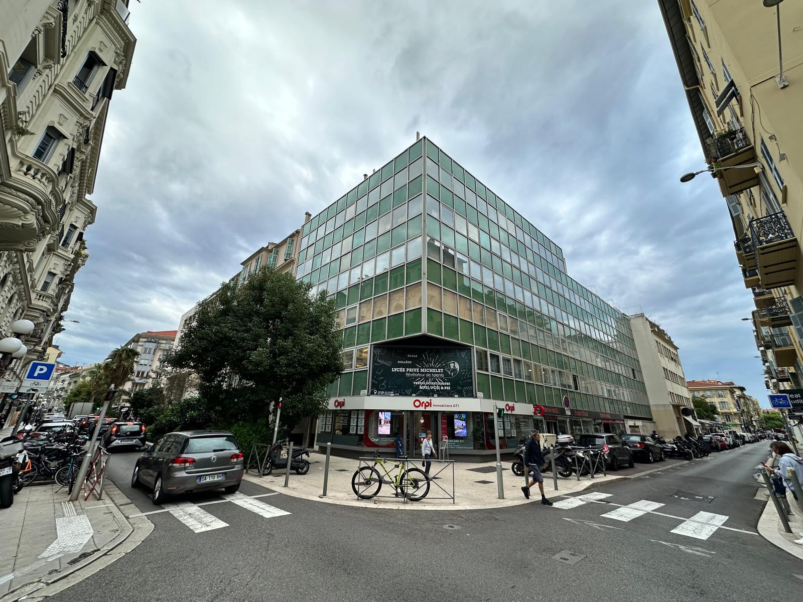 Local Professionnel  - 68m² - NICE