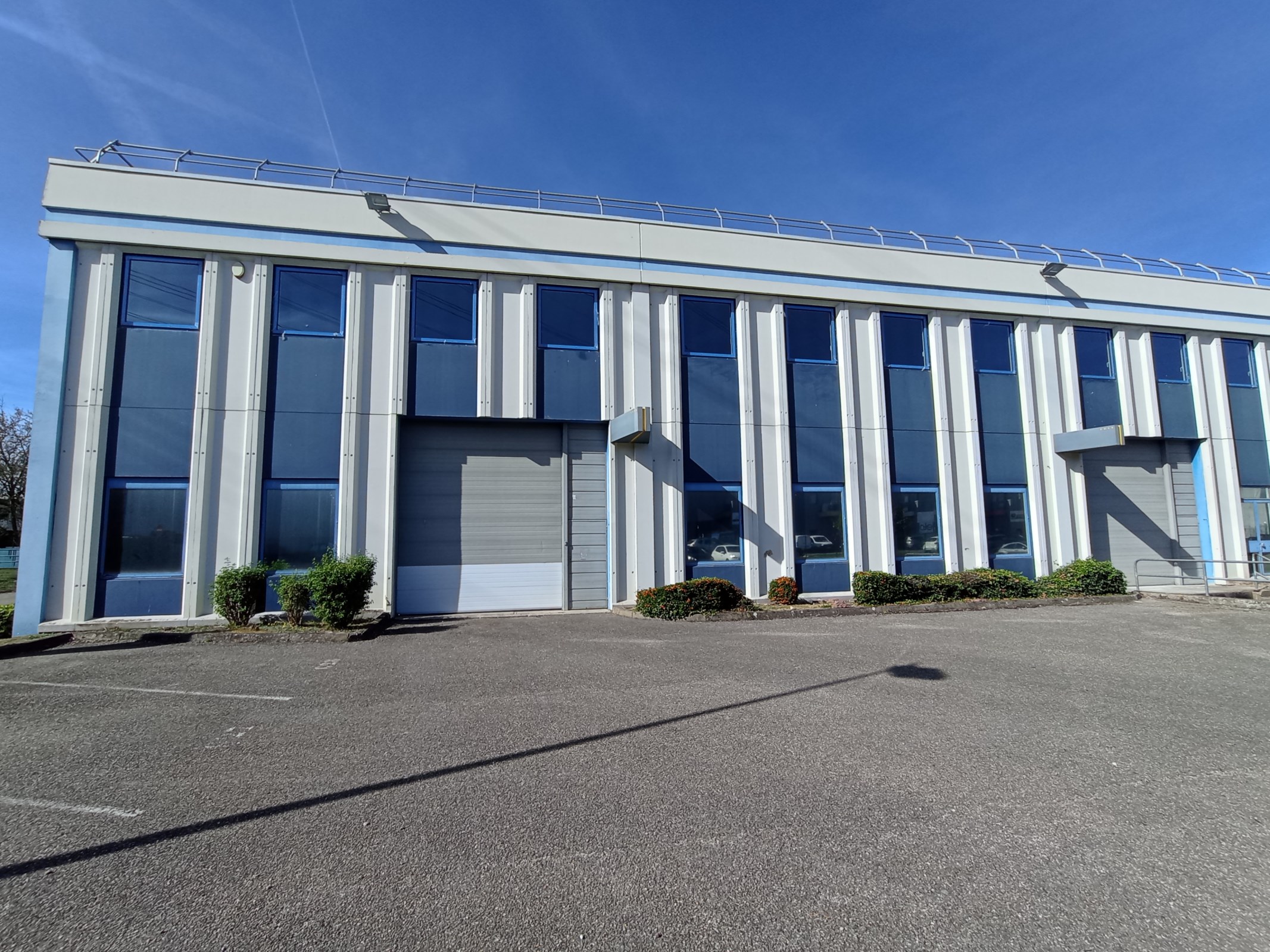 Local Professionnel  - 2 202m² - ST QUENTIN FALLAVIER