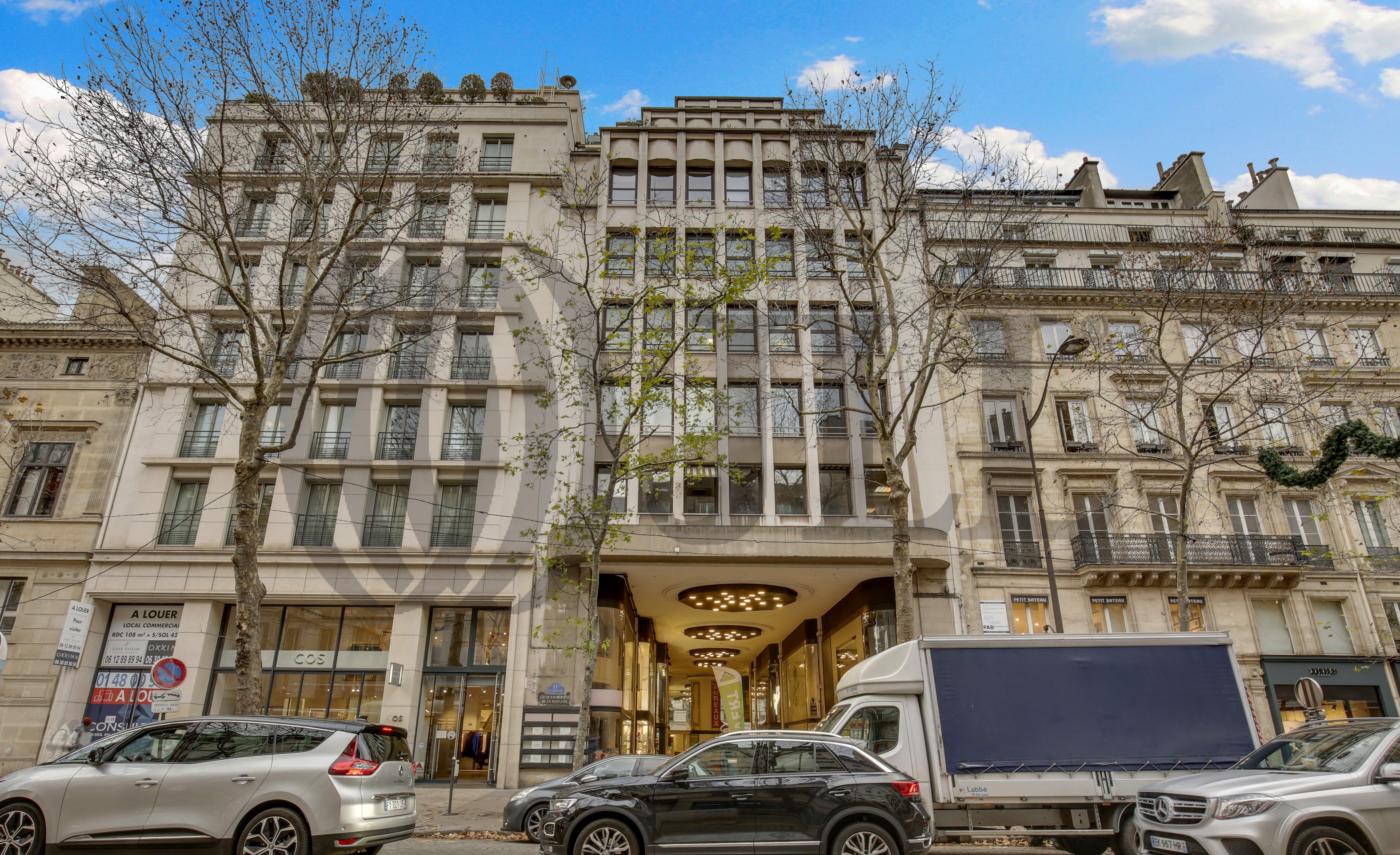 Local Professionnel  - 188m² - PARIS  - 8ème