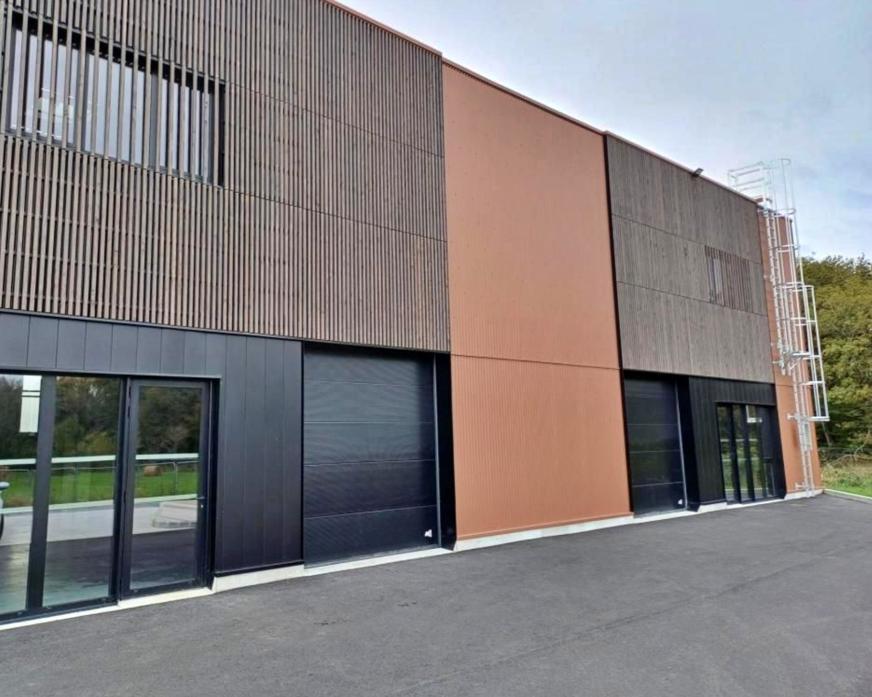 Local industriel  - 392m² - LE BIGNON