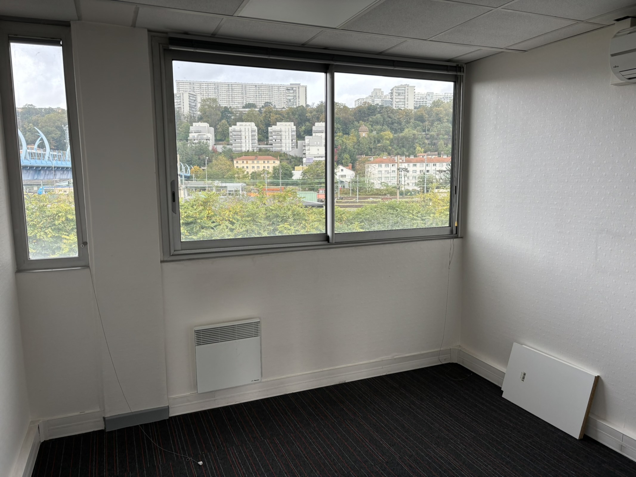 Local Professionnel  - 110m² - LYON  - 9ème