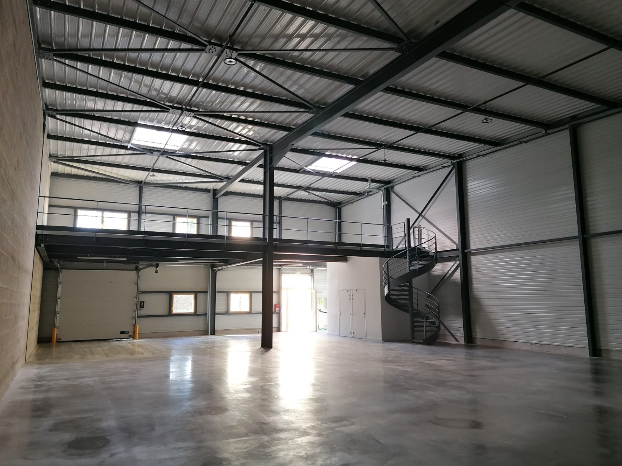 Local industriel  - 1 419m² - ST GENIS LAVAL