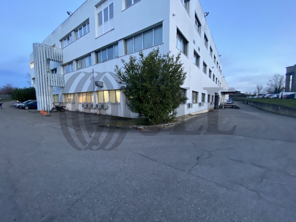 Local industriel  - 1 600m² - RILLIEUX LA PAPE