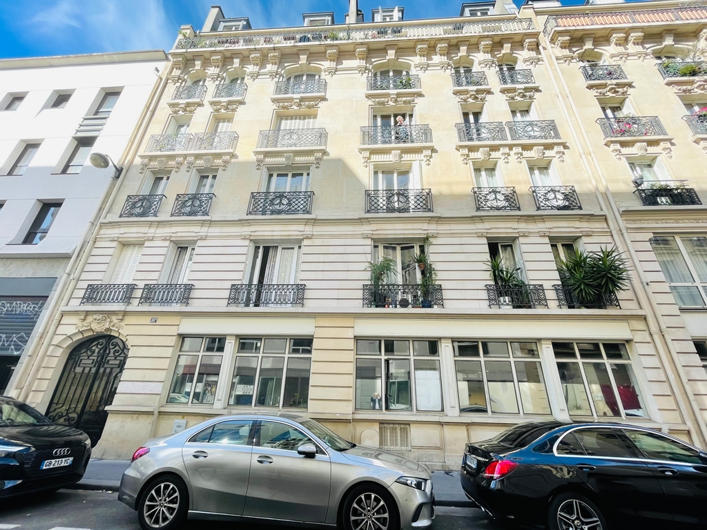 Local Professionnel  - 450m² - PARIS  - 11ème