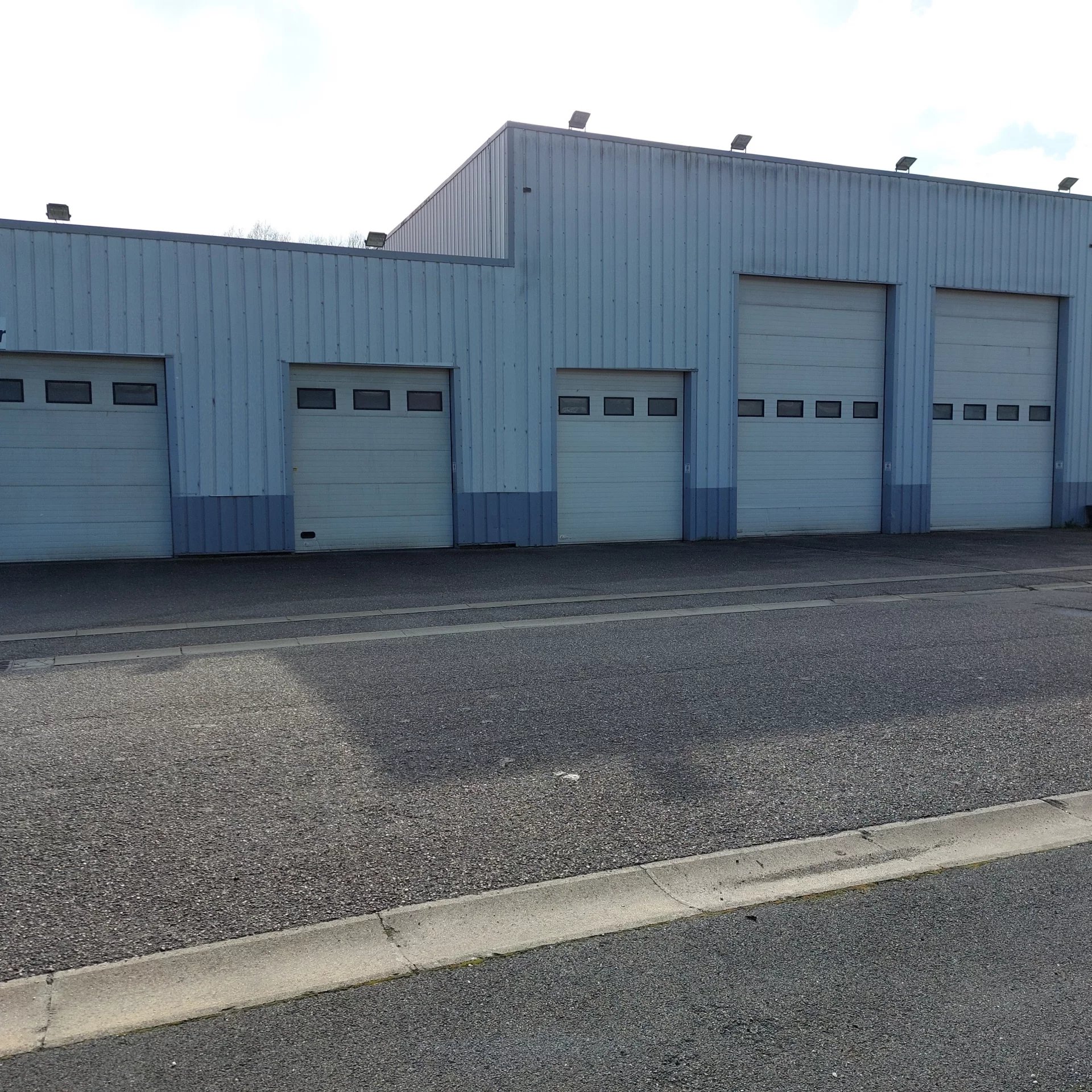 Local industriel  - 1 100m² - BAR LE DUC