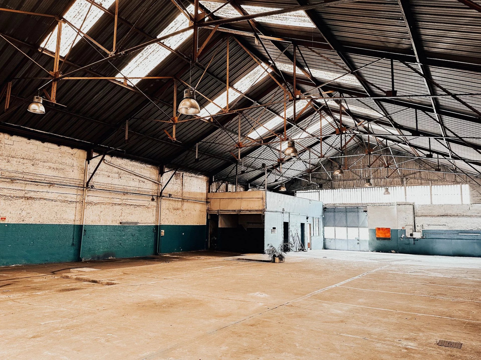 Local industriel  - 817m² - LYON  - 3ème