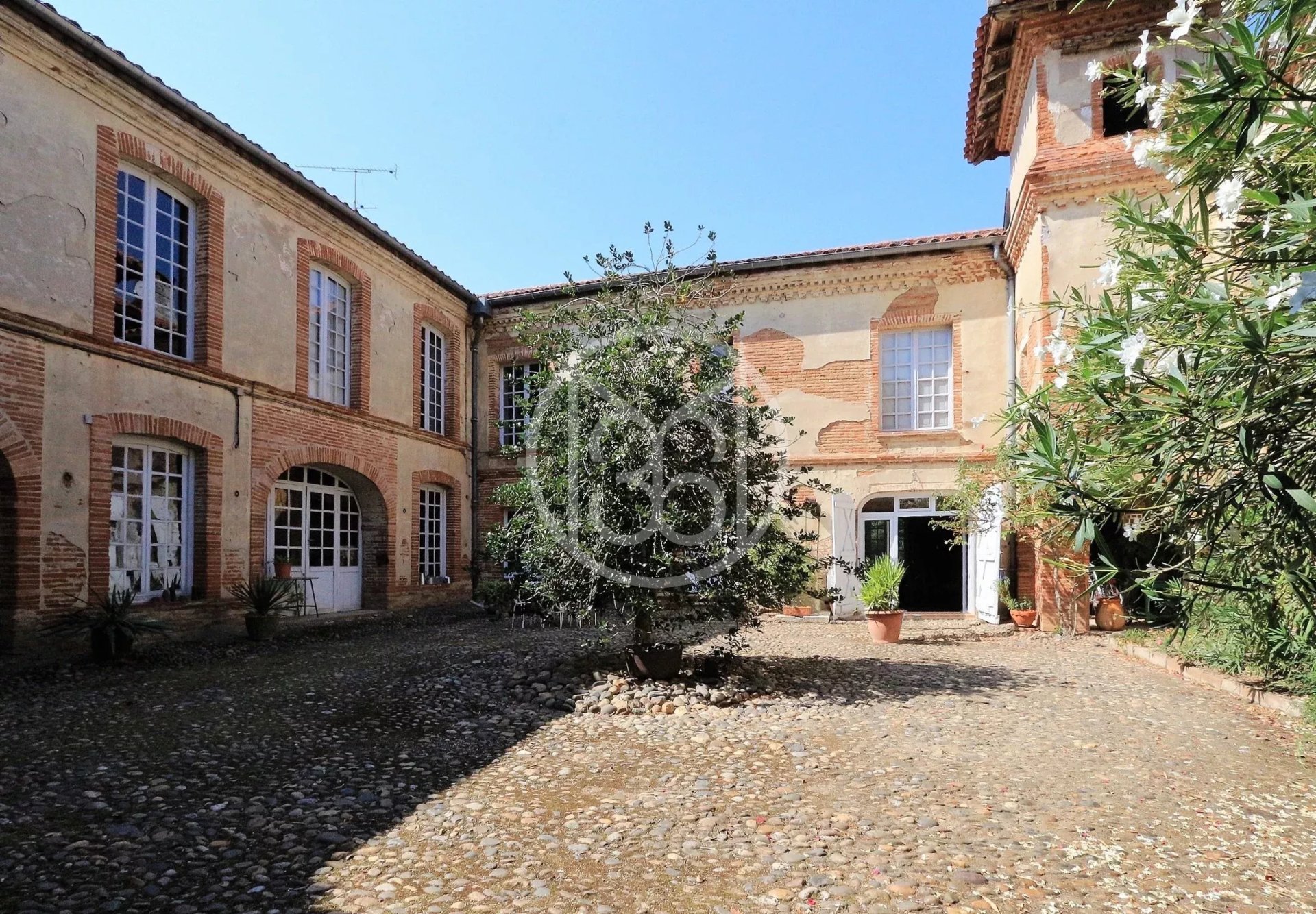 Maison 15 pièces - 600m² - CASTELSARRASIN