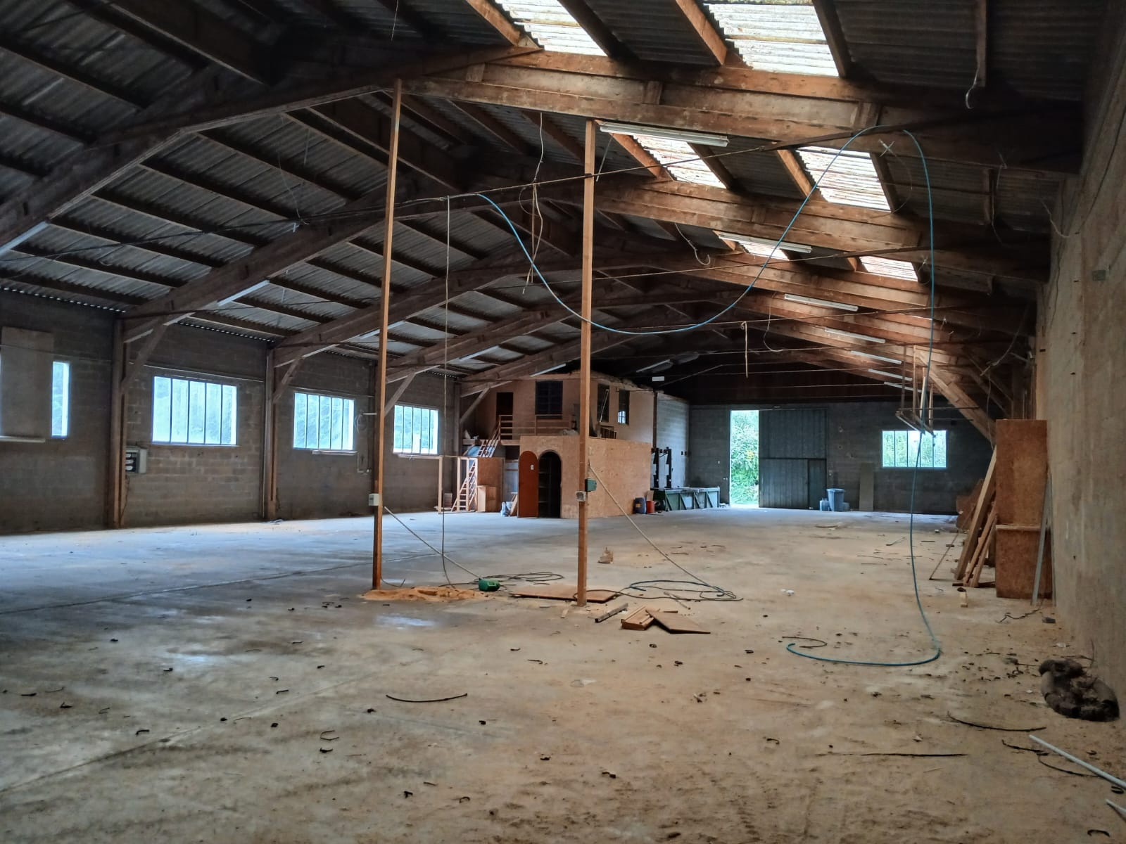 Local industriel  - 2 300m² - NOYANT LA GRAVOYERE