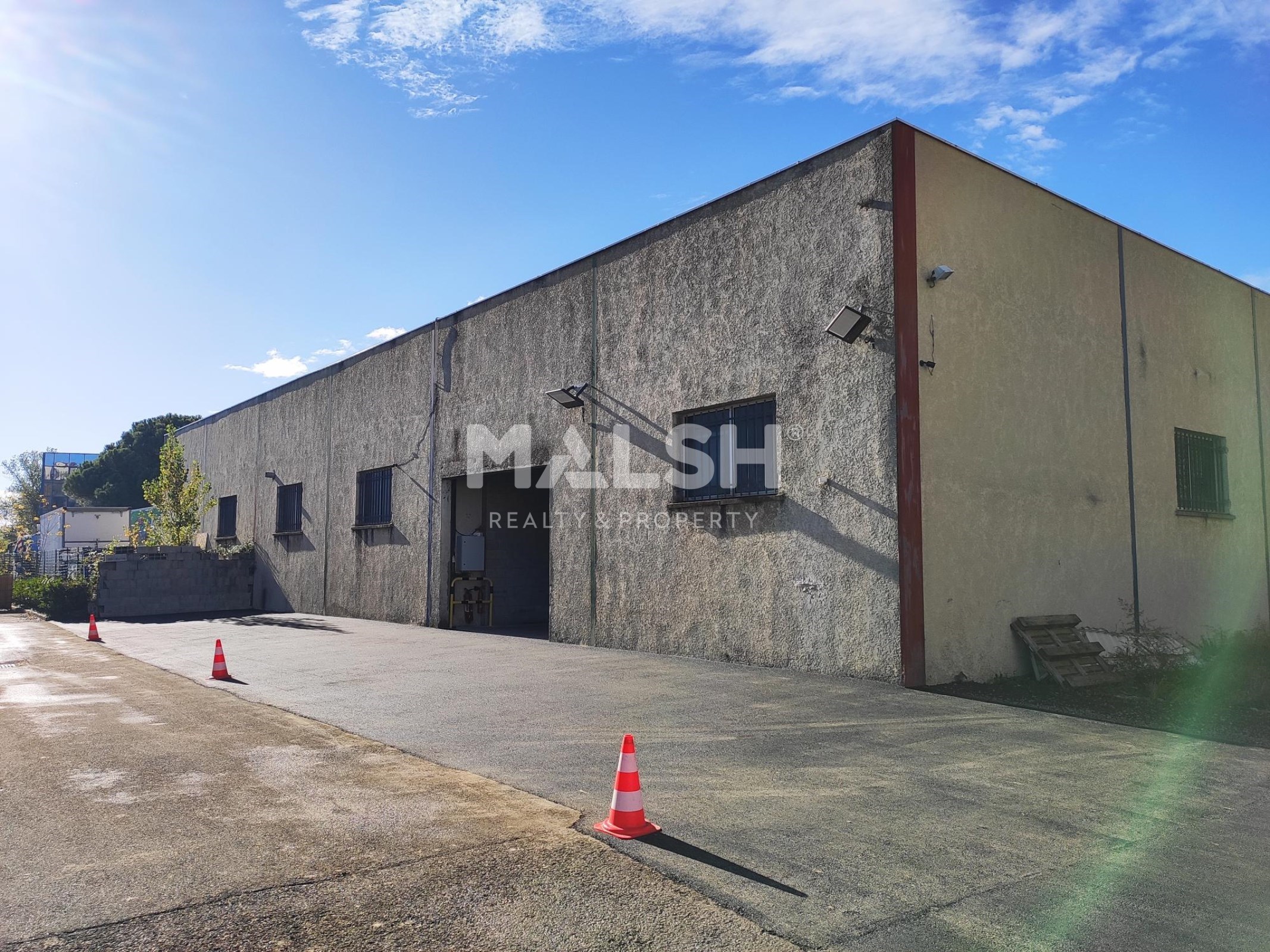 Local industriel  - 295m²