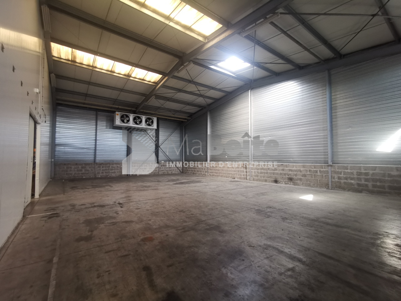 Local industriel  - 2 450m²