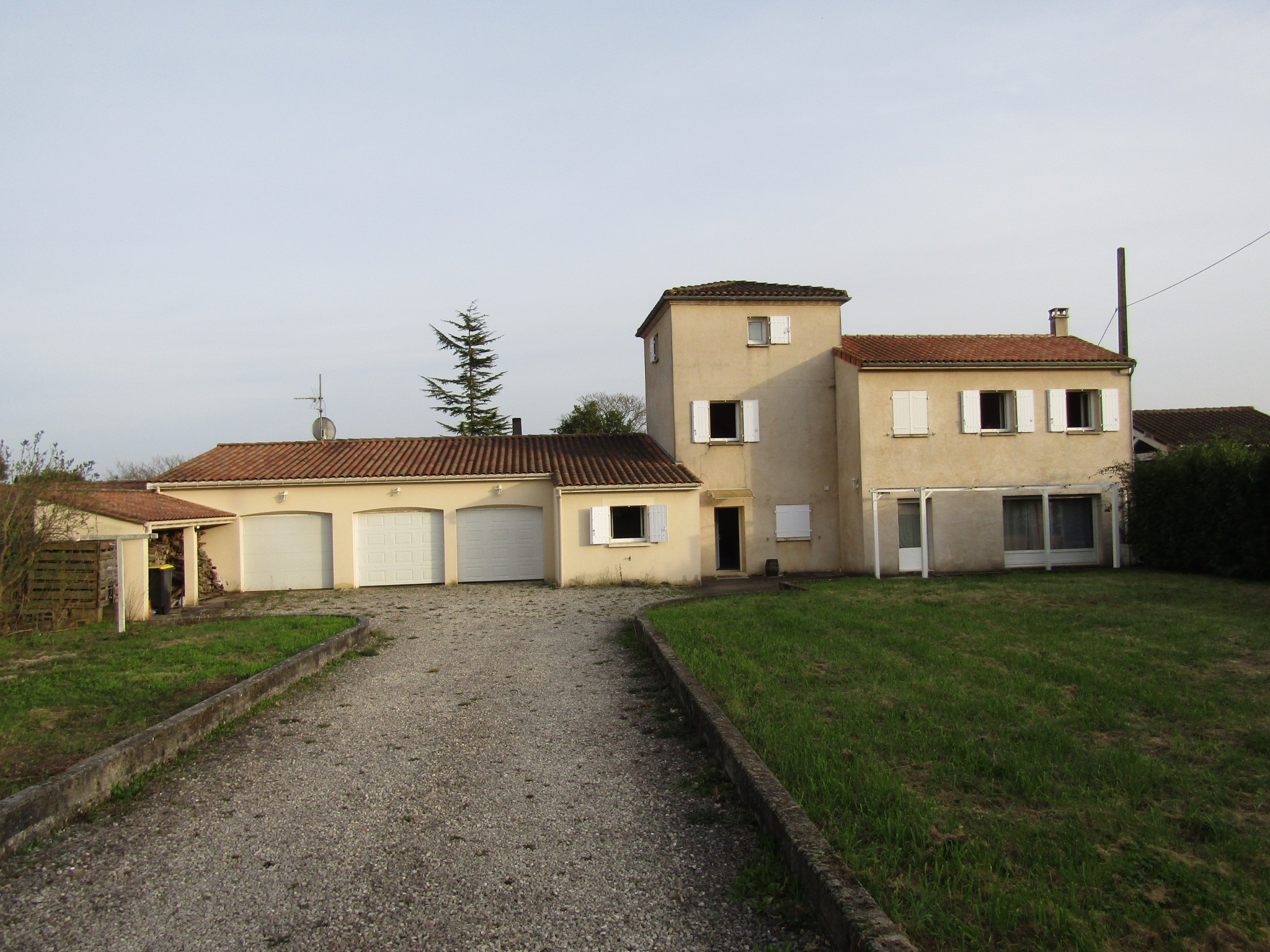 Maison 8 pièces - 180m² - ST SATURNIN