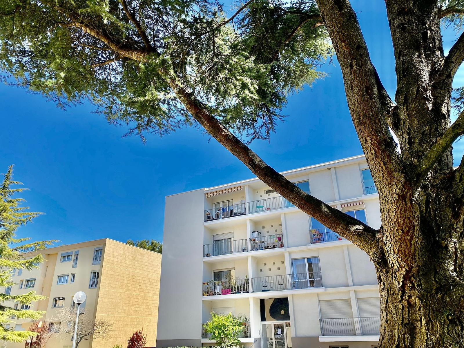 Appartement 3 pièces - 74m² - AIX EN PROVENCE - 90ème