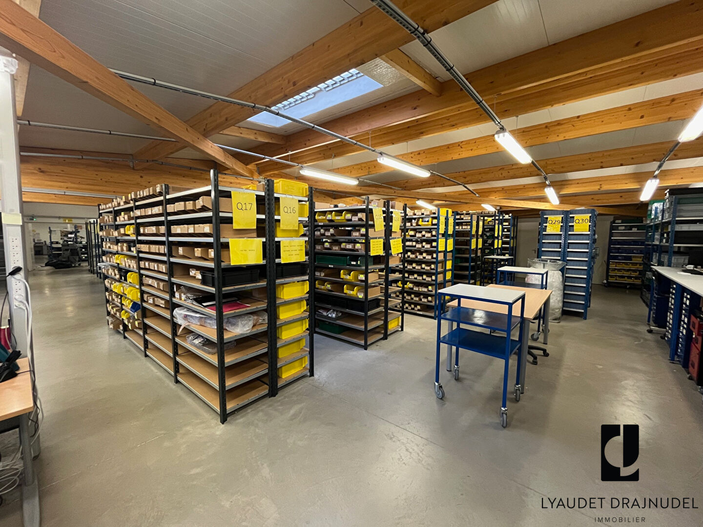 Local industriel  - 1 400m²