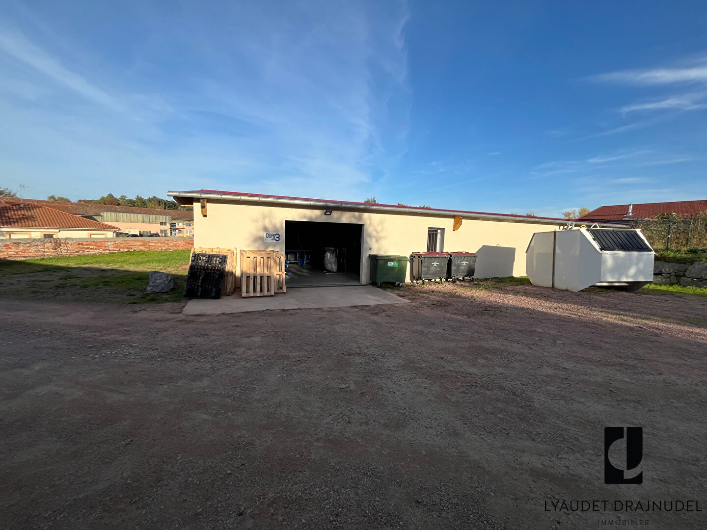 Local industriel  - 1 400m²