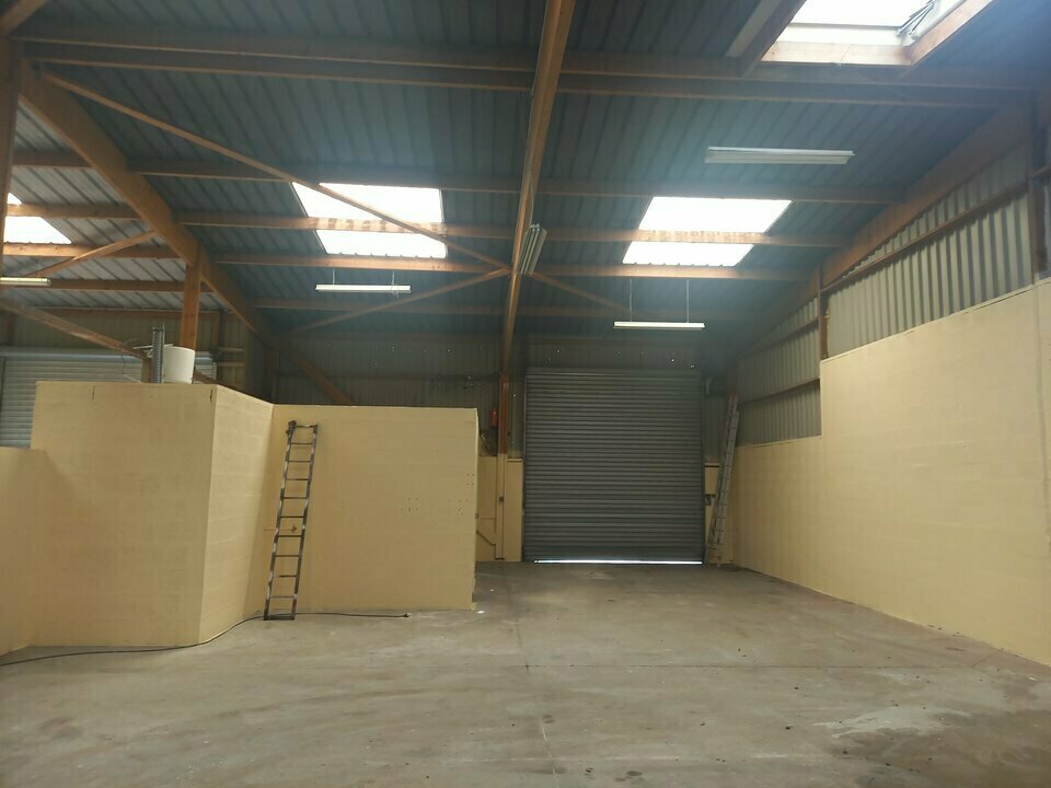 Local industriel  - 196m² - COLOMBELLES