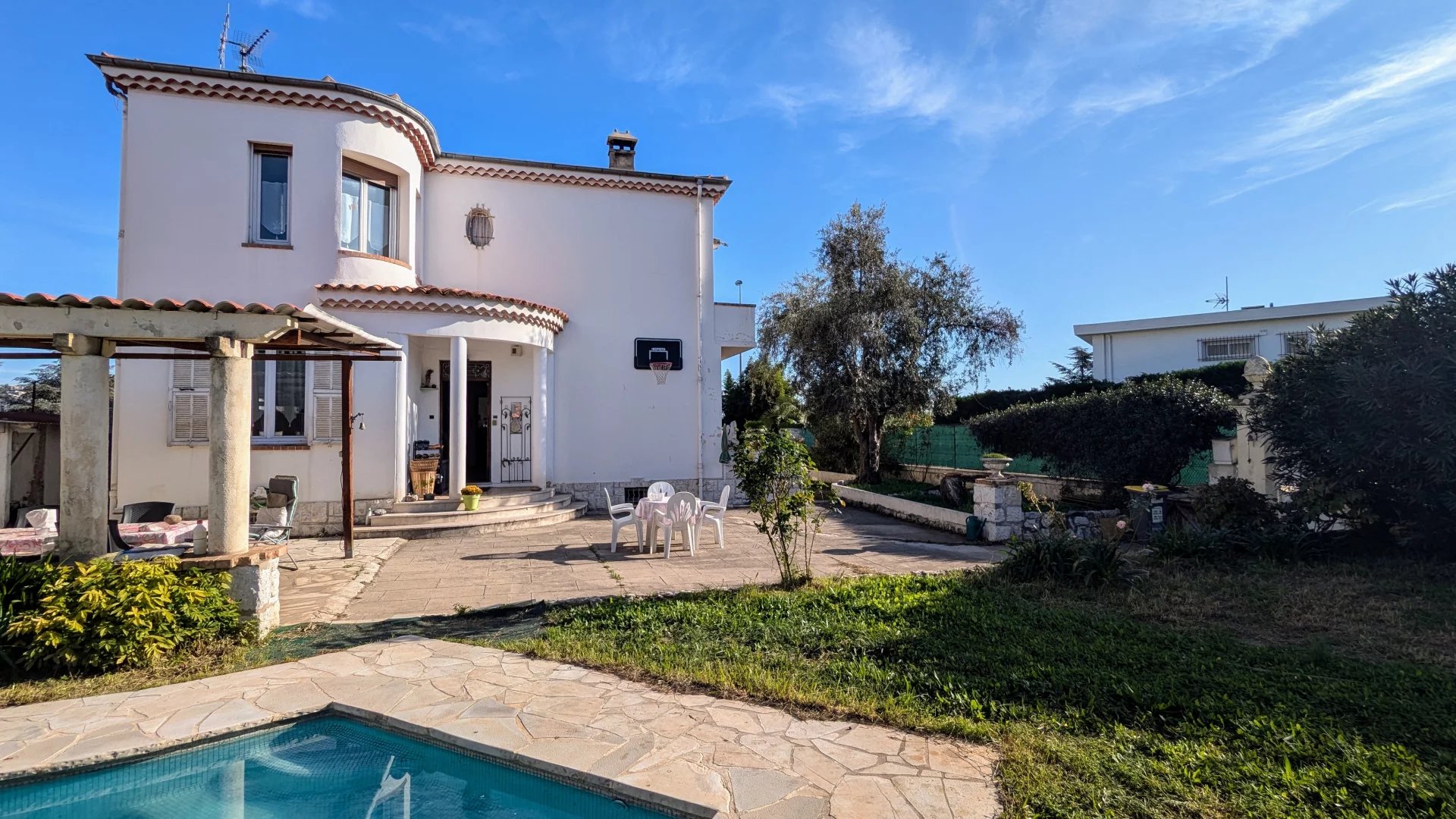 Maison 9 pièces - 251m² - ST LAURENT DU VAR