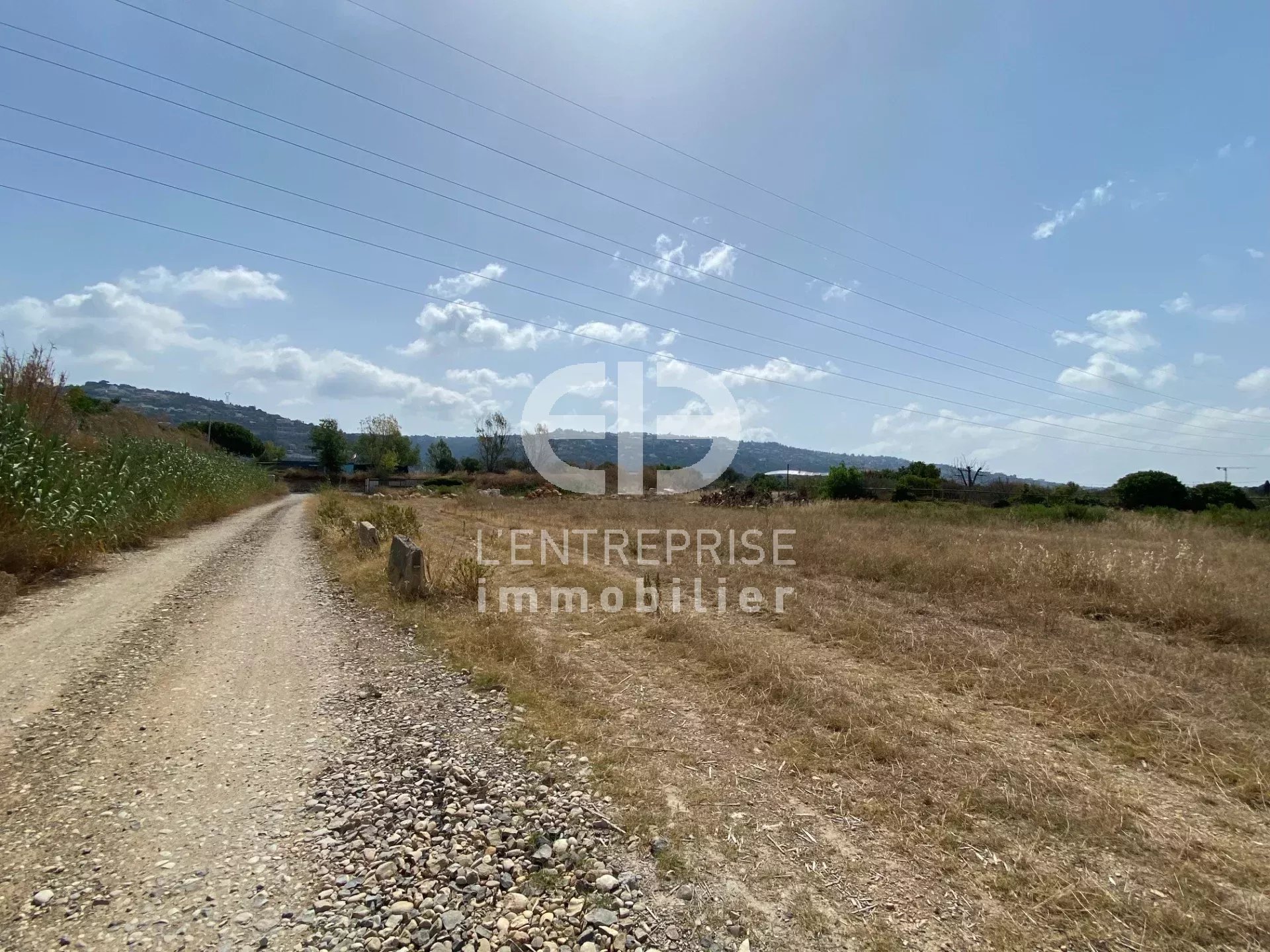 Terrain  - 3 500m² - ST LAURENT DU VAR