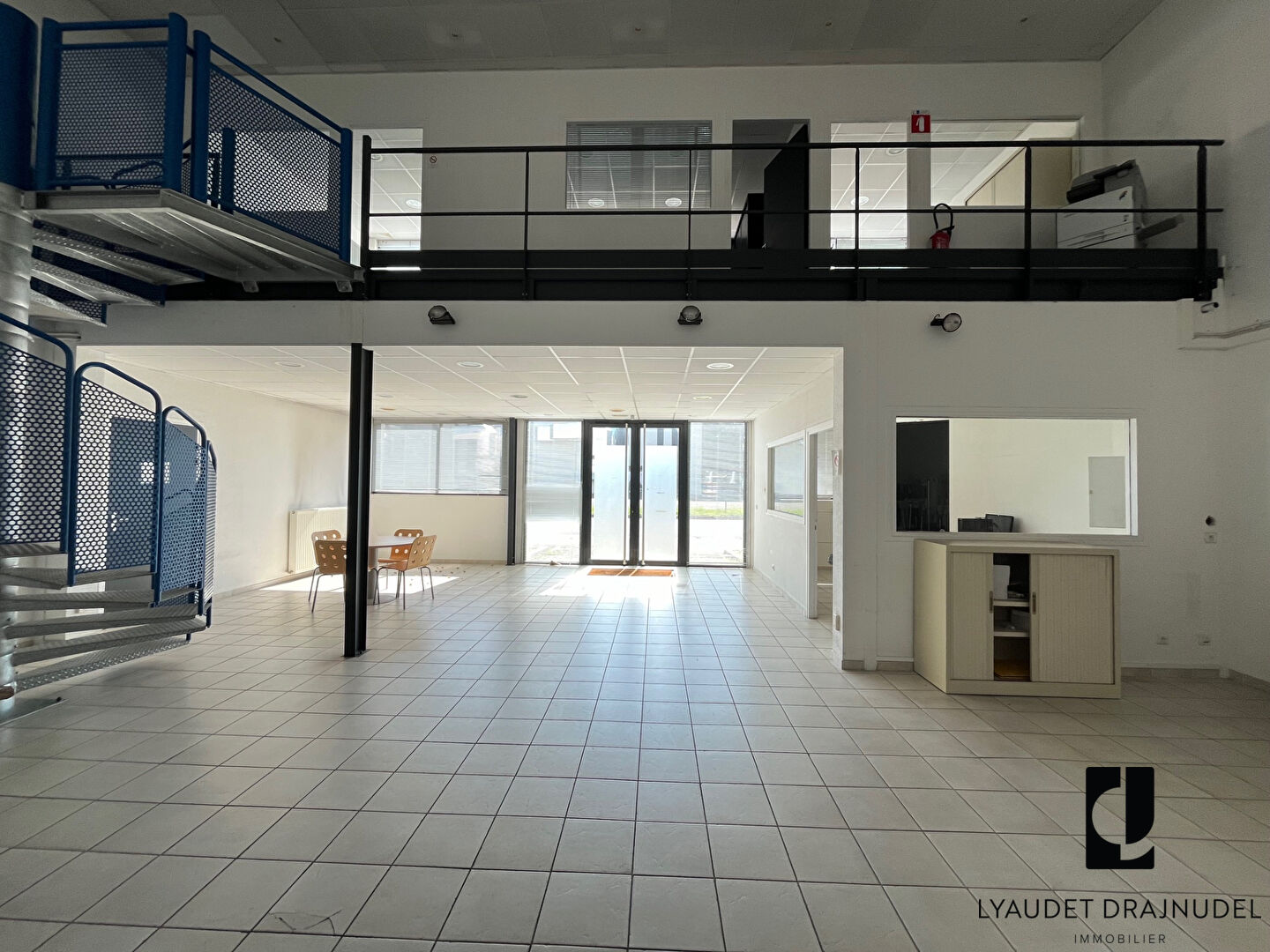 Local industriel  - 350m²