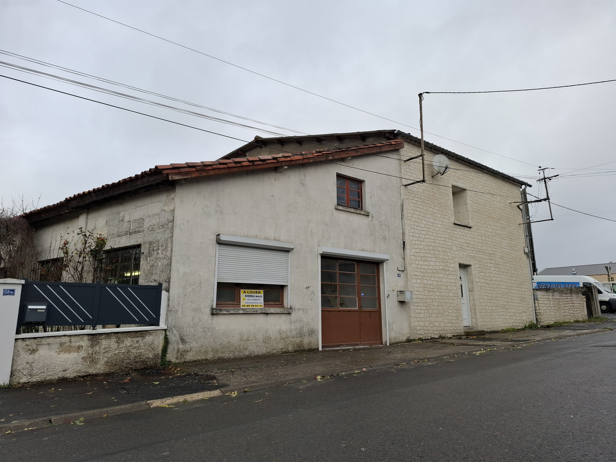 Local Professionnel  - 100m² - BARBEZIEUX ST HILAIRE