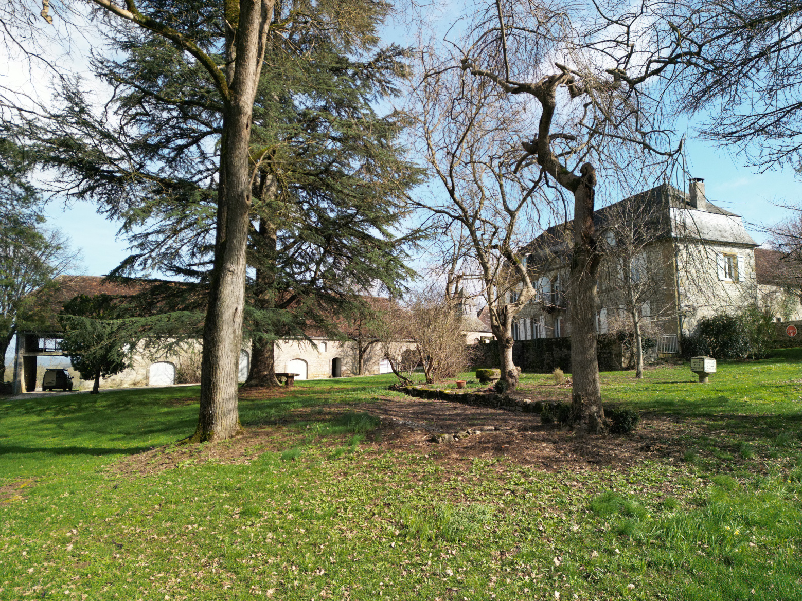 Maison 11 pièces - 415m² - LA CHAPELLE AUX SAINTS