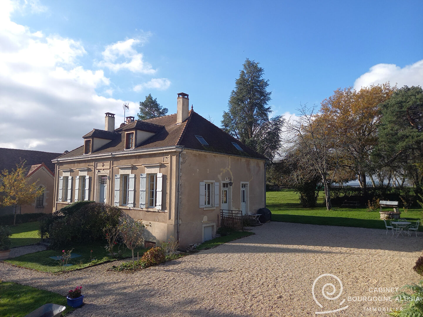 Maison 12 pièces - 317m²