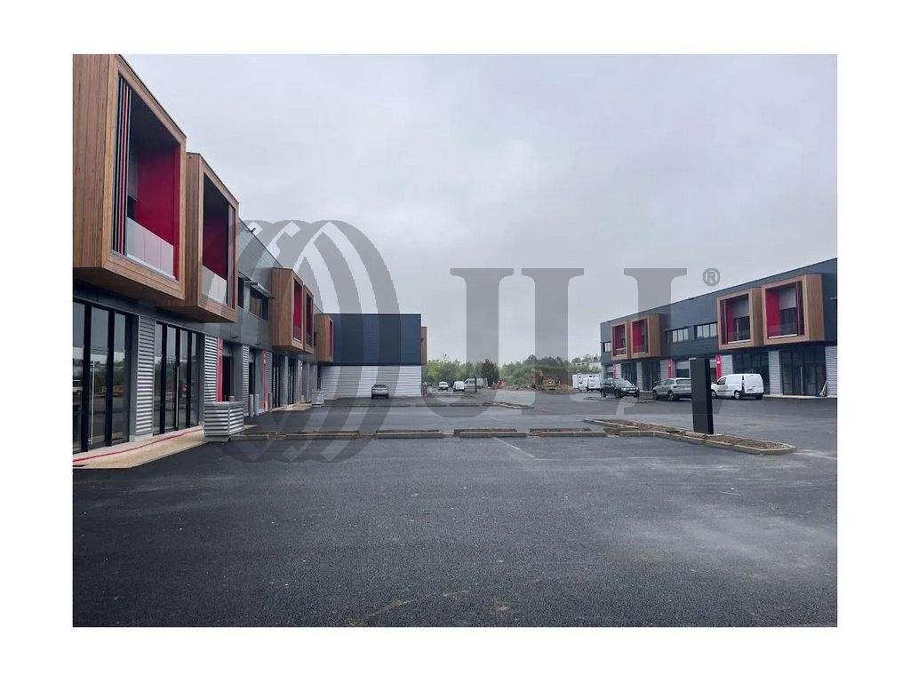 Local industriel  - 3 339m² - ERAGNY SUR OISE