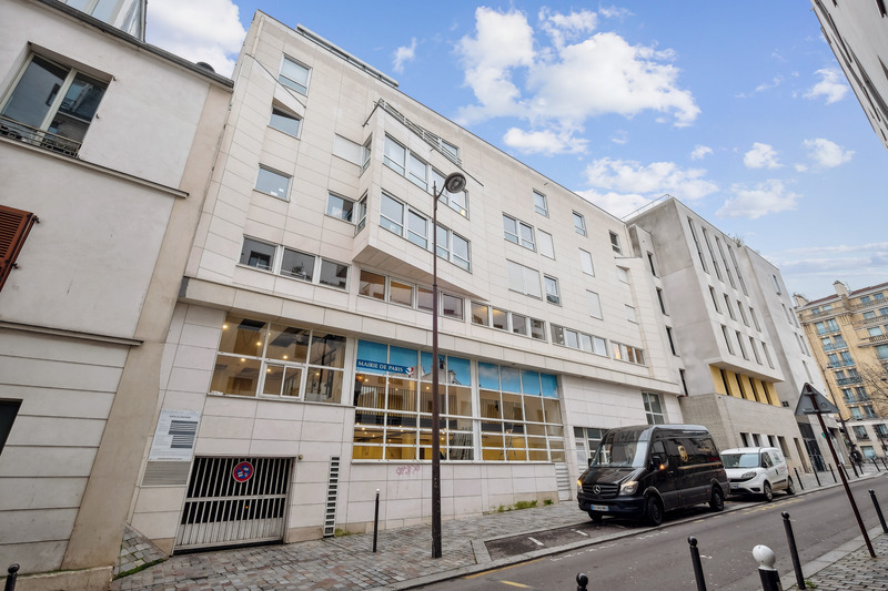 Local Professionnel  - 220m² - PARIS  - 13ème