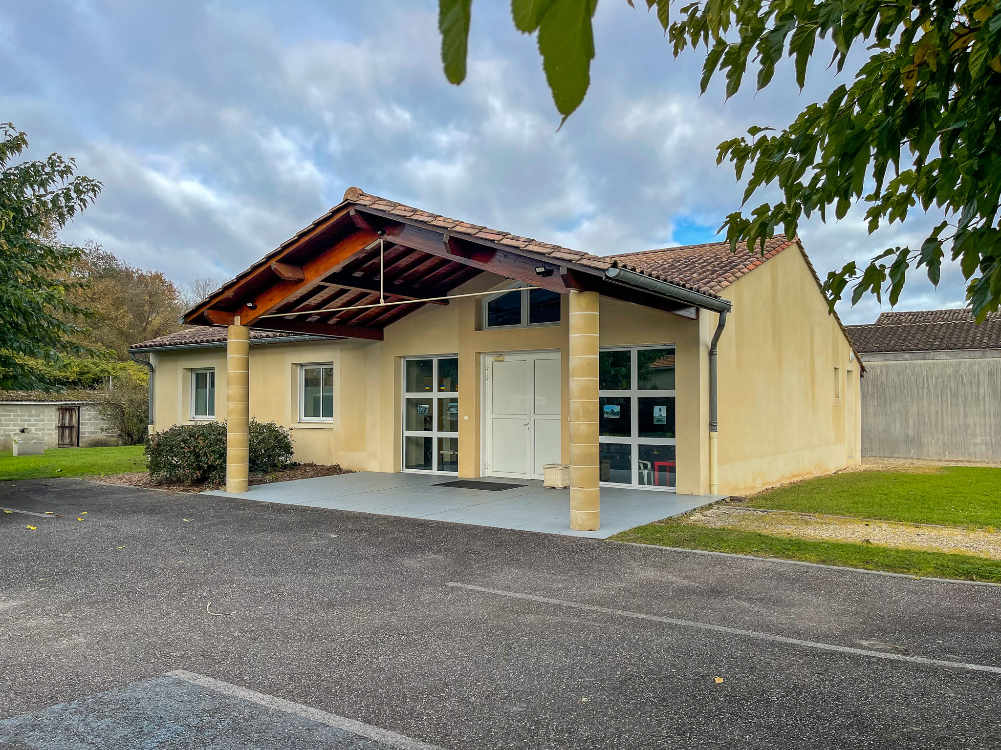 Local Professionnel  - 100m² - ST MEDARD DE GUIZIERES