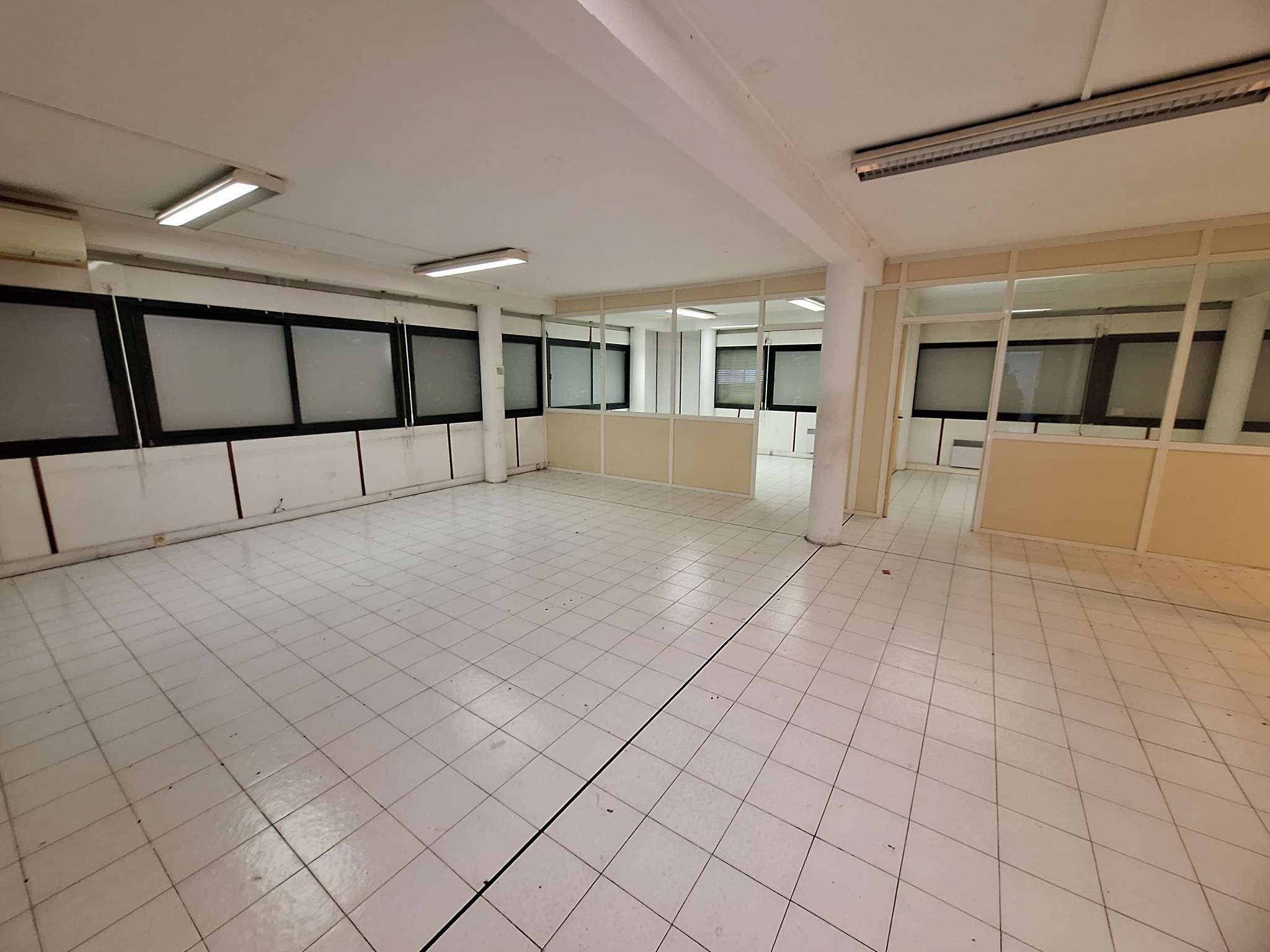 Local Professionnel  - 102m² - MARSEILLE  - 16ème