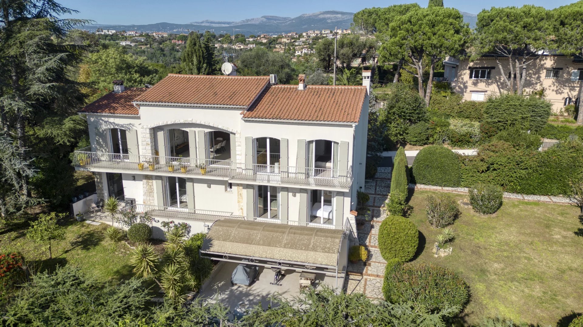 Maison 8 pièces - 258m² - LA ROQUETTE SUR SIAGNE