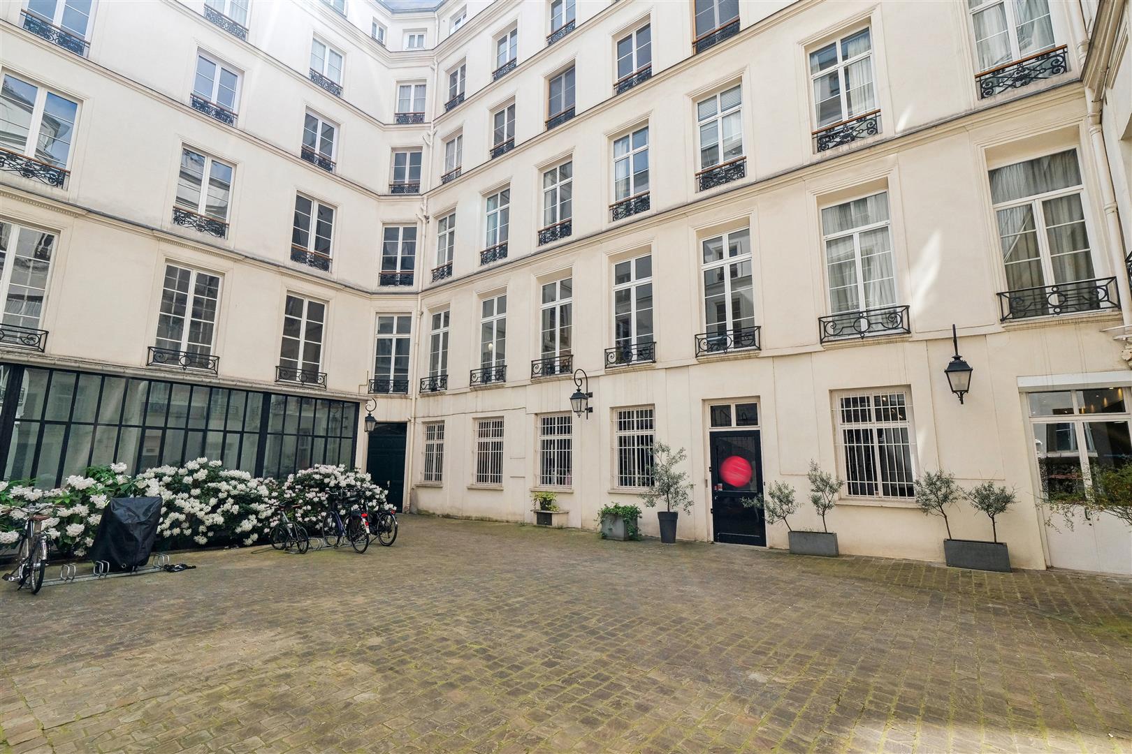 Local Professionnel  - 247m² - PARIS  - 1er