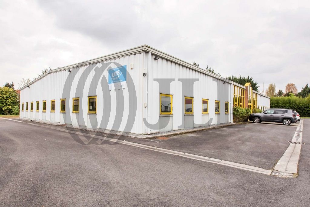 Local Professionnel  - 950m² - NEUVILLE EN FERRAIN