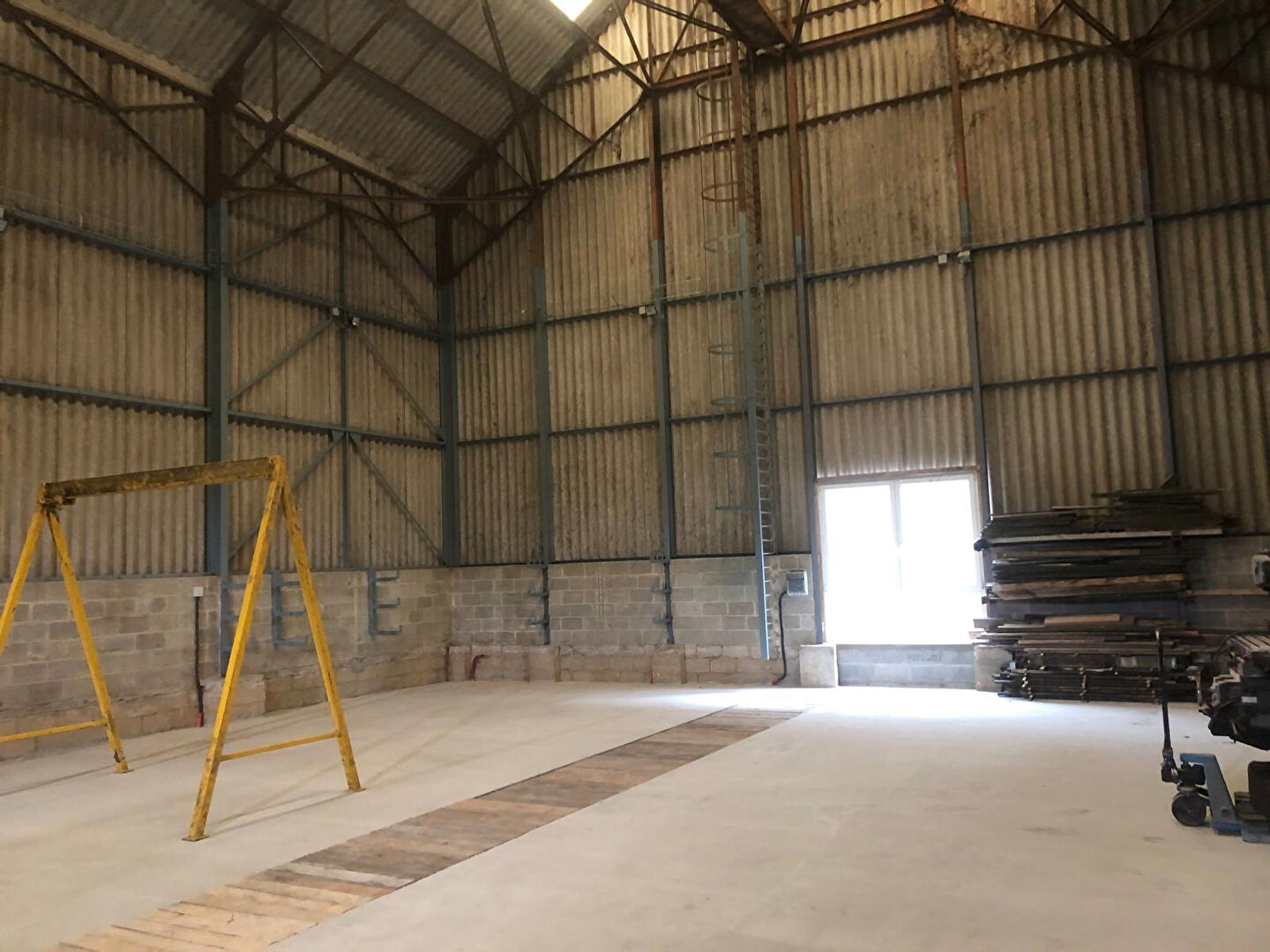 Local industriel  - 380m²