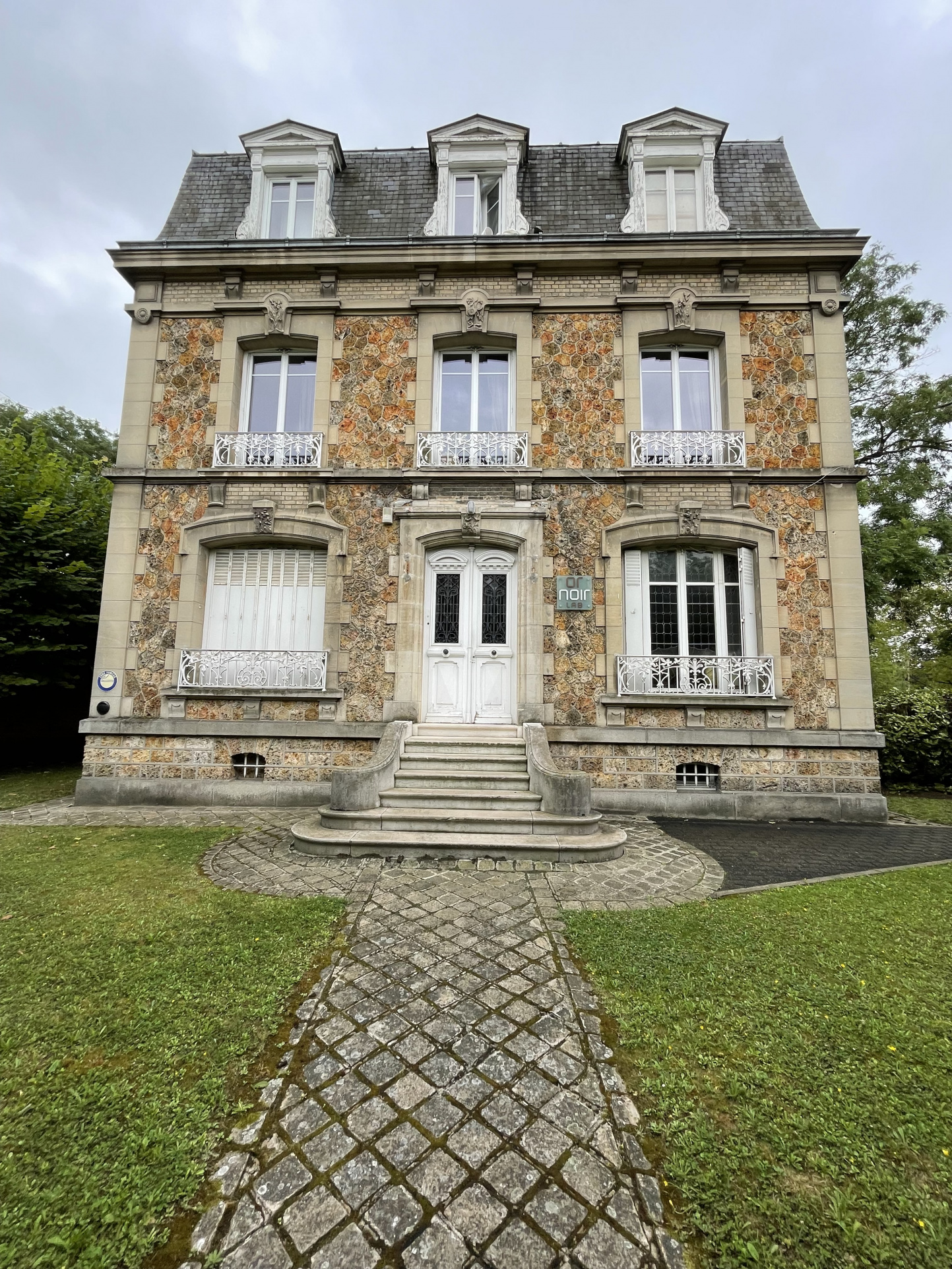 Local Professionnel  - 246m² - HARDRICOURT