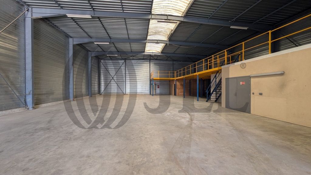 Local industriel  - 745m² - HOUDAN