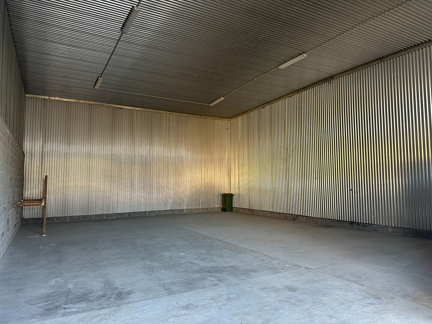 Local industriel  - 200m²