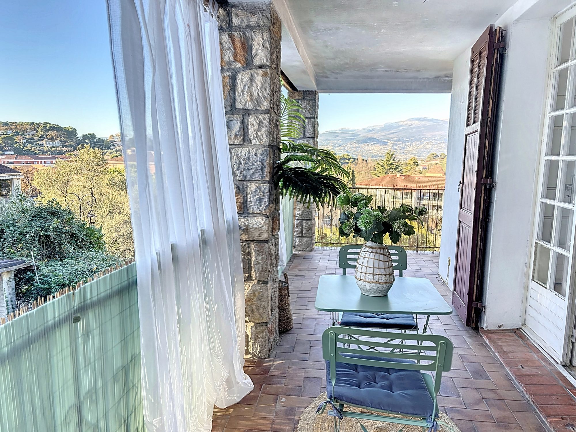 Appartement 3 pièces - 98m² - MOUGINS