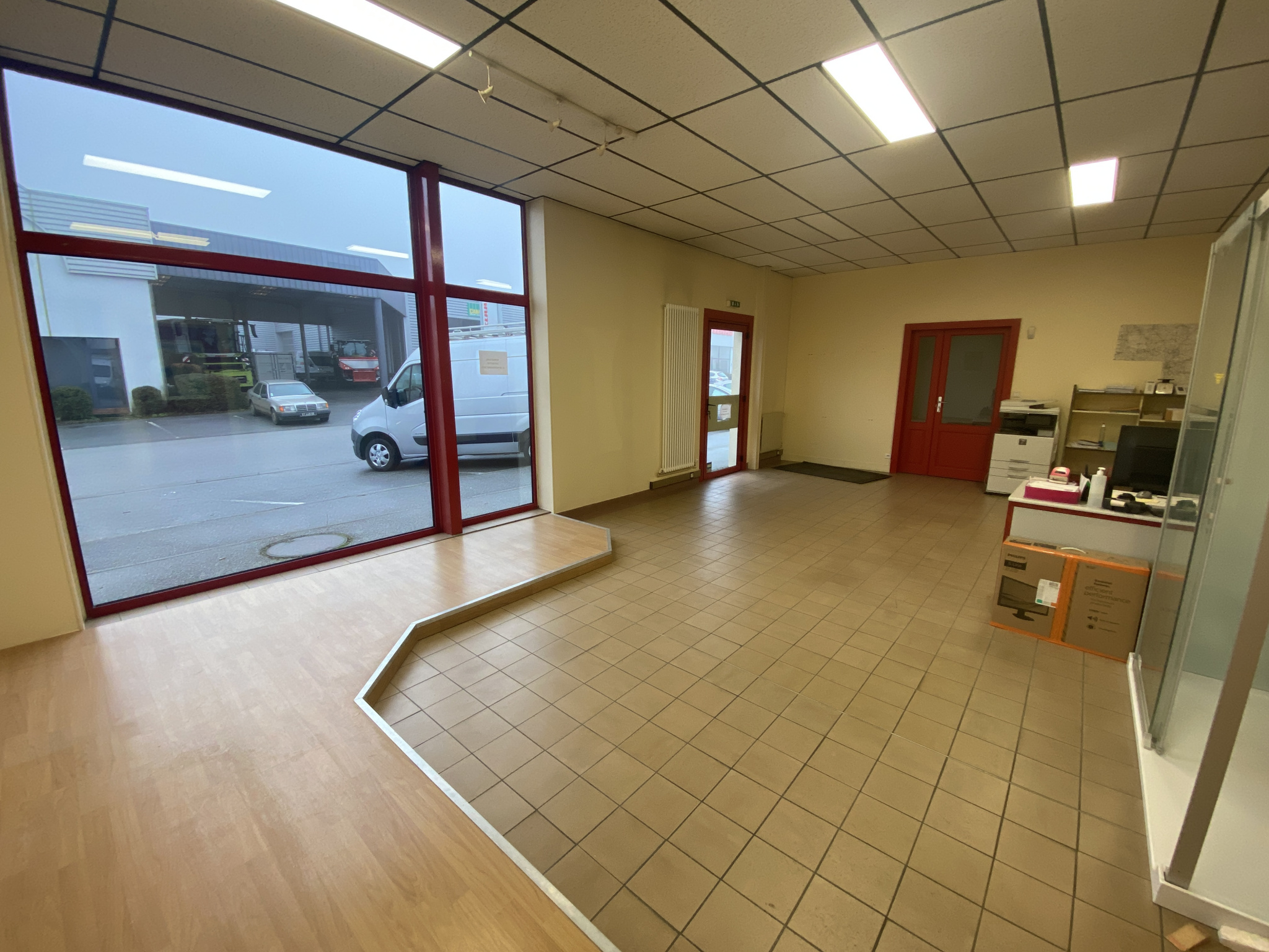 Local Professionnel  - 87m² - ST LANGIS LES MORTAGNE