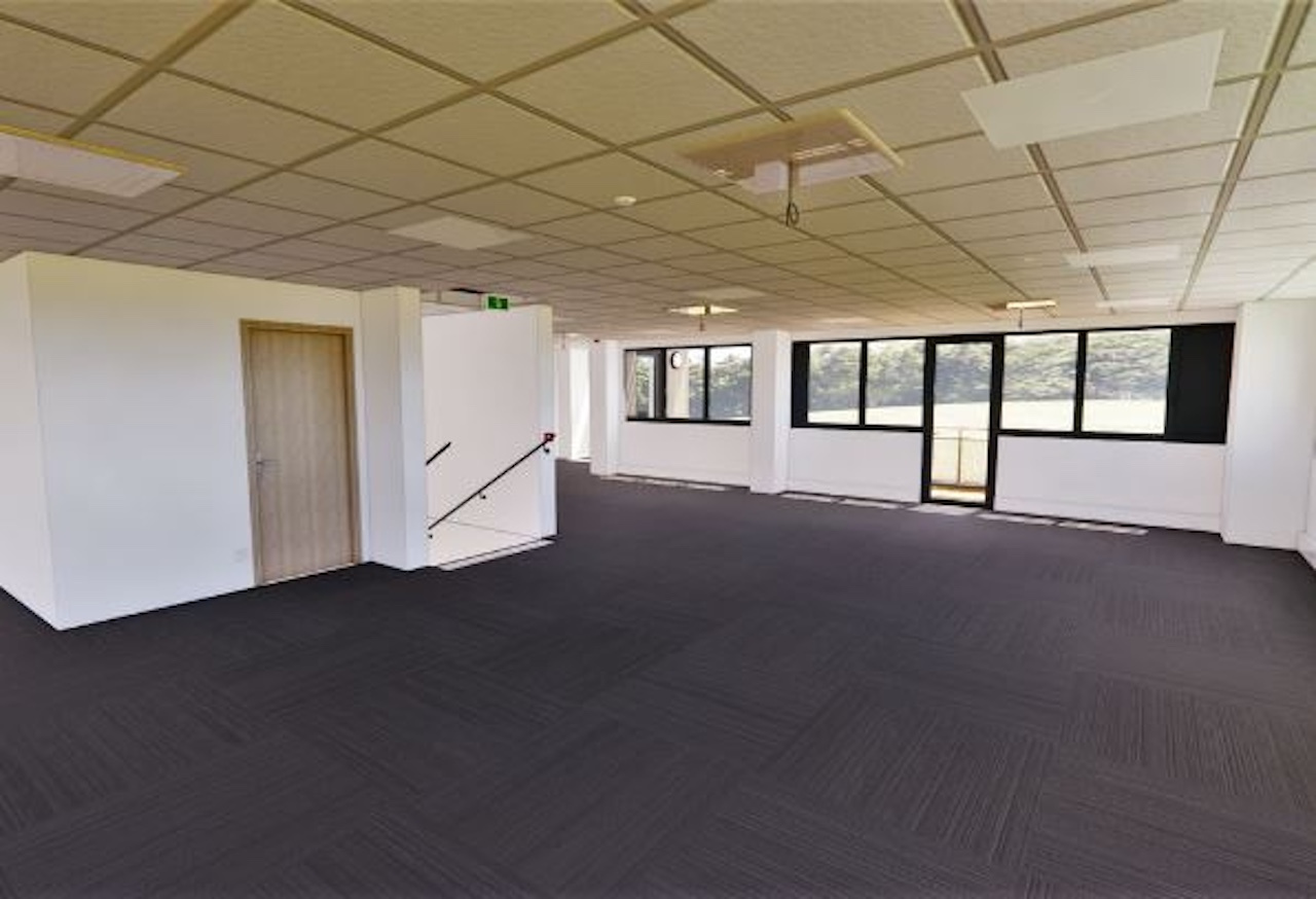 Local Professionnel  - 450m² - SAUTRON