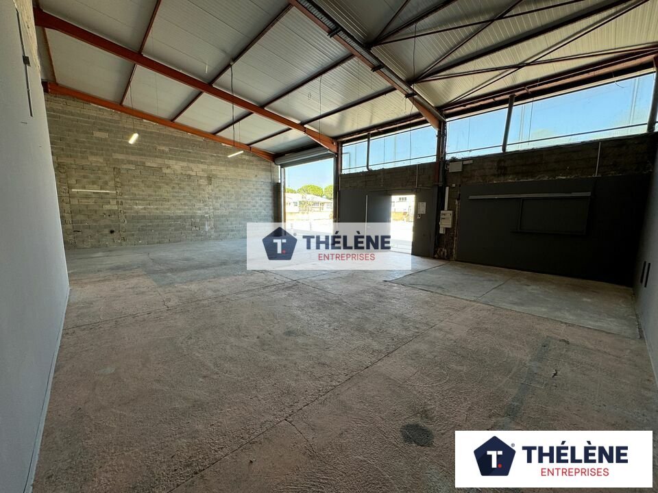 Local industriel  - 218m² - ST JEAN DE VEDAS