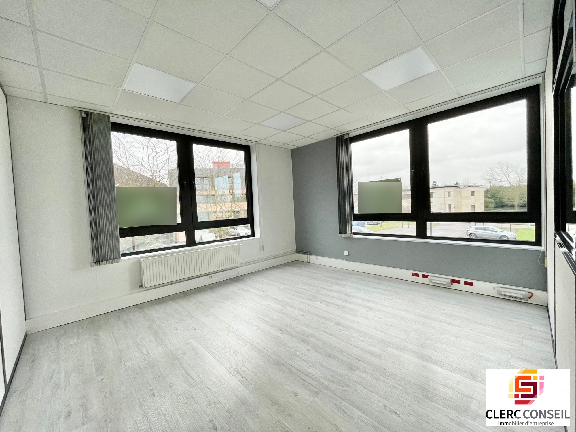 Local Professionnel  - 70m² - MONT ST AIGNAN