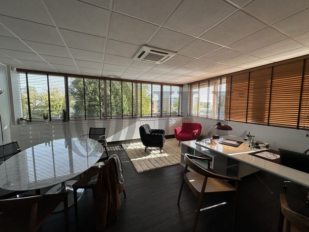 Local Professionnel  - 481m² - BUC