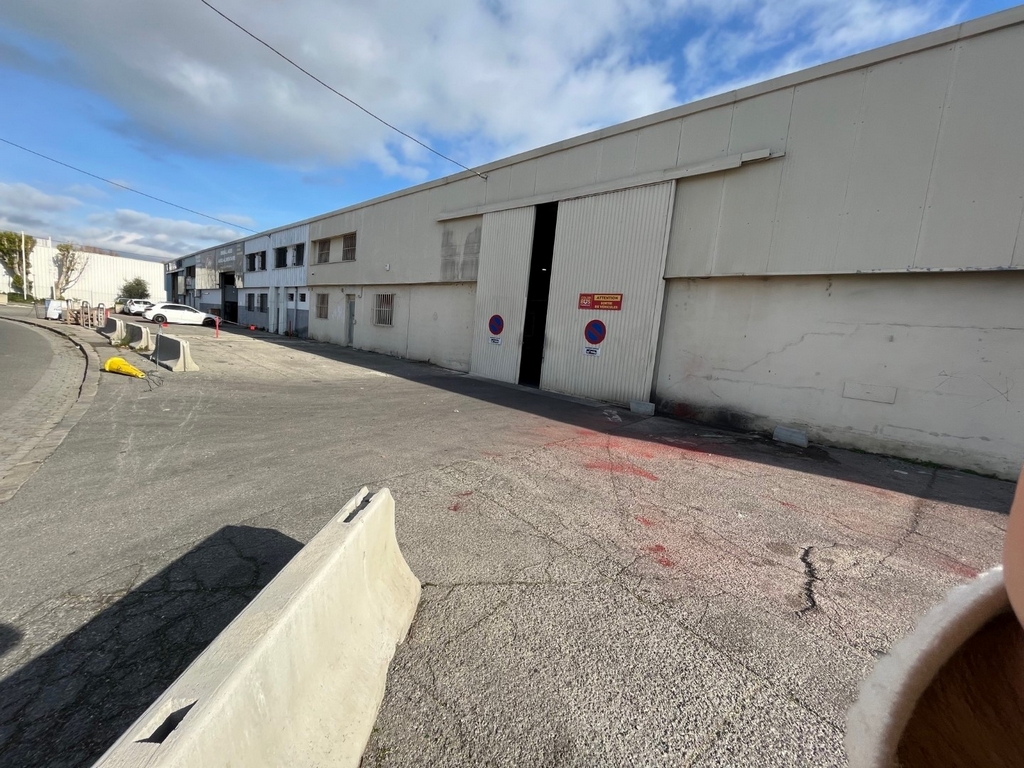 Local industriel  - 835m² - MARSEILLE  - 15ème