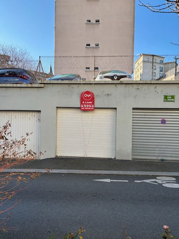 Parking  - OULLINS