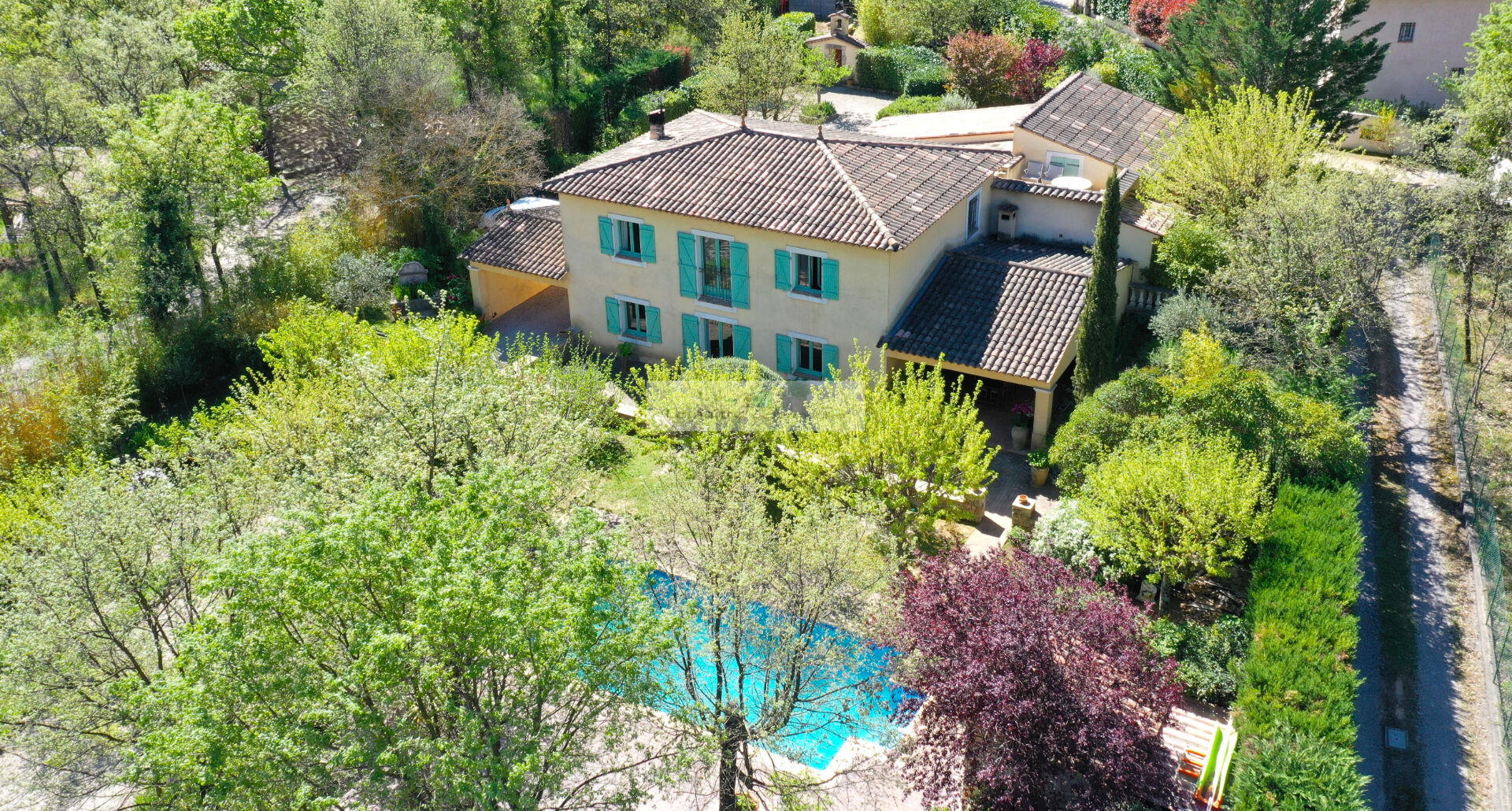 Maison 7 pièces - 242m²